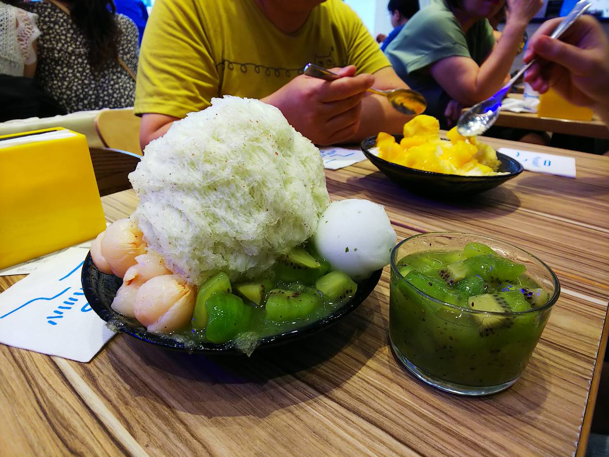 Love2_Uknow_Max's tweet photo. 永康街で食べましたよ~憧れのかき氷♪
マンゴーかき氷とキウイ&ライチミントアイスかき氷を3人でシェア。フワッフワでフルーツ味のついたかき氷ペロッとなくなりましたwww
ここのお店はわりと最近出来たばかりだけどNHKの番組でも紹介されてたところ。
#台湾旅行 #フルーツかき氷
#ICEMONSTAR https://t.co/YSEUjT3NU2