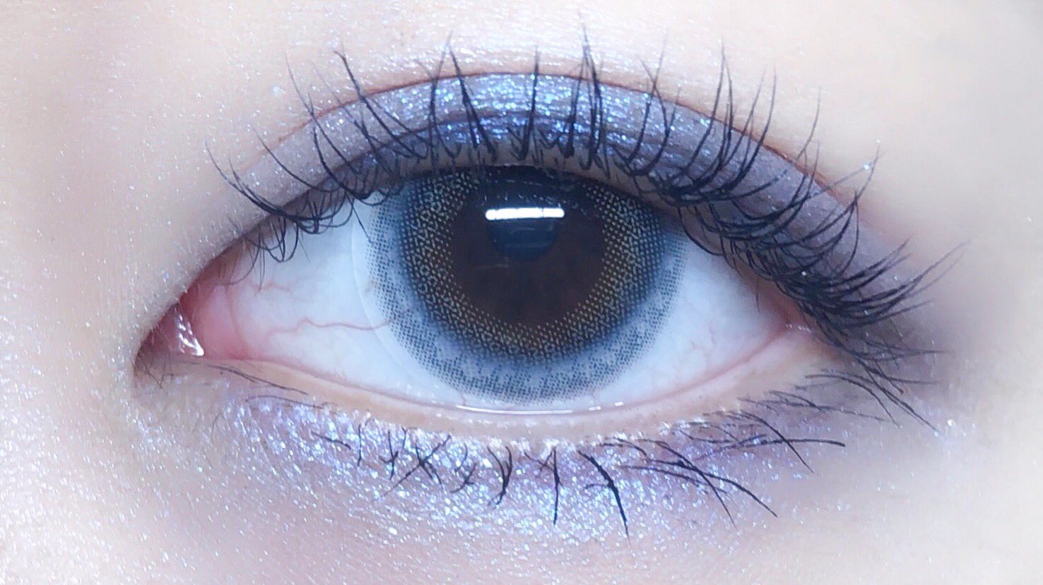 𝒦𝒪𝒯𝒪 Topards ラピスラズリ グレーみのあるブルー 内側にかけてイエローっぽいカラーのカラコン 私の黒目 の大きさだと白眼が透けてぼやっと馴染みました 周りのデザインがもやもやっとしているのできつくなりすぎなくて良い Topards トパーズ 指