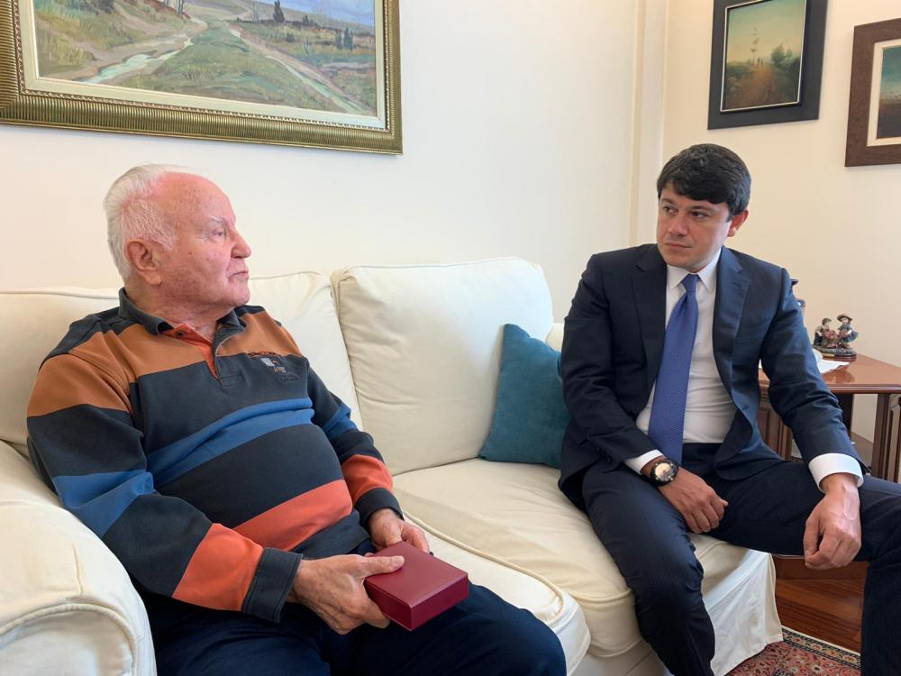 DiasporaAz's tweet photo. AXC-nin 100 illik medalı #Türkiyə|də təqdim olunub - FOTOLAR
#Azerbaijan #Diaspora @azpresident #AXC1918
#AXC100 #Cümhuriyyət100 #Təltif 
🇦🇿🇦🇿🇦🇿🇦🇿⤵️⤵️⤵️
https://t.co/jLR06rF0YC https://t.co/7RnFzym453