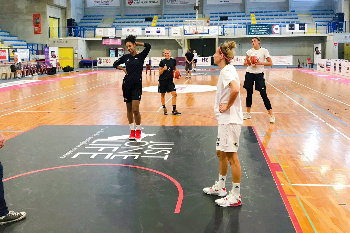 ASVEL_Feminin's tweet photo. 😊 Shooting pour les Lionnes avant la finale du #PreOpenLFB face au @Hainaut_Basket (17h30)
#ASVElles https://t.co/TMMIEB9wsY