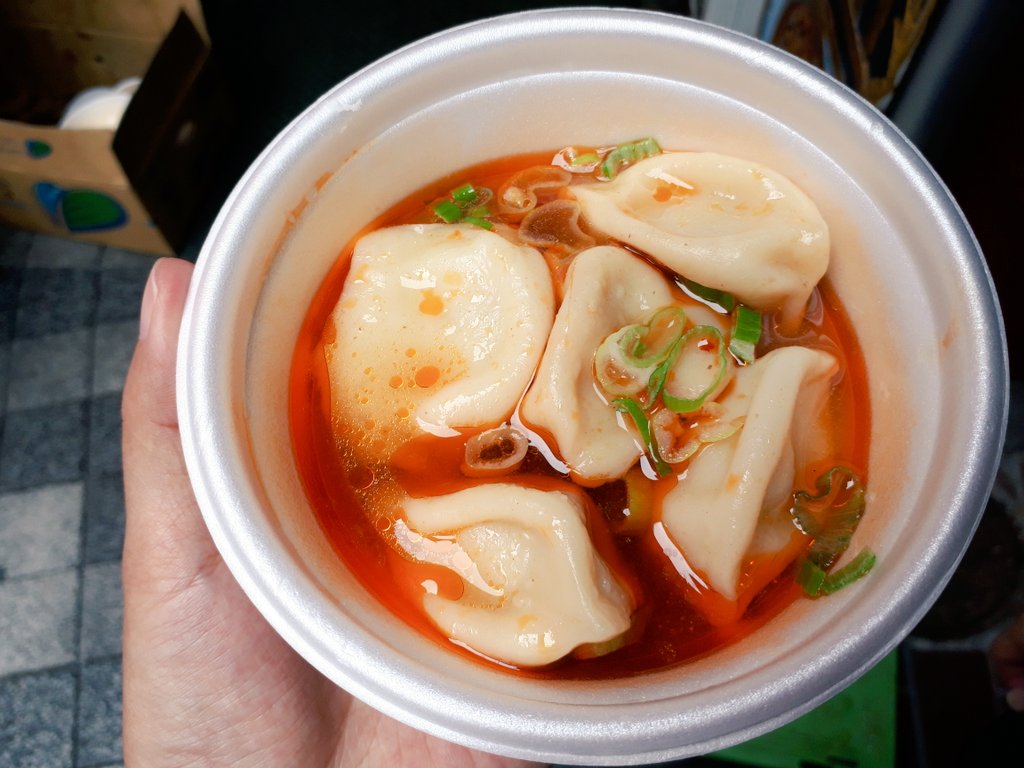 三葉すみれ Twitter પર 神戸元町中華街行ってきた 水餃子の汁が担々麺みたいで美味しくて汁まで飲めた 北京ダックはほぼきゅうりの味でいまいちでした 神戸元町中華街 中華街 水餃子 北京ダック