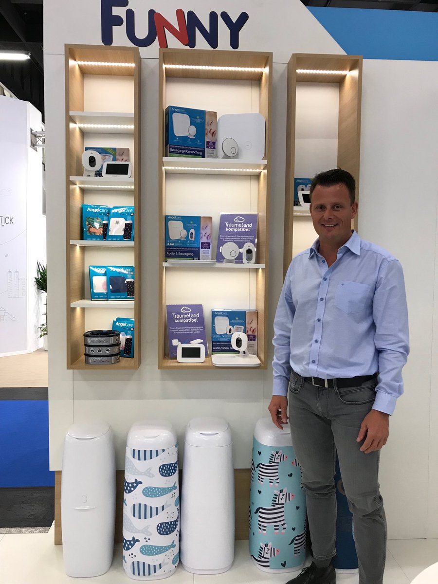 baby_und_junior's tweet image. Frische Windeleimer-Designs von Angelcare hat Maik Schierholz von Funny Handel mit nach Köln gebracht. #angelcare ⁦@angelcare⁩ #funnyhandel #wickeln #windeleimer #kindundjugend2019