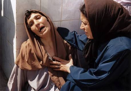 souamesfarah's tweet photo. #Algerie devoir de mémoire 
Cela s’est passé un 22 septembre 1997, la localité de Bentalha (15 km au sud d'Alger) a été le théâtre d’un terrible massacre. 
Hommes, femmes et enfants, les victimes se comptaient par centaine.
La Madone de Bentalha photographiée par Hocine Zaouar. https://t.co/pQi703hInL