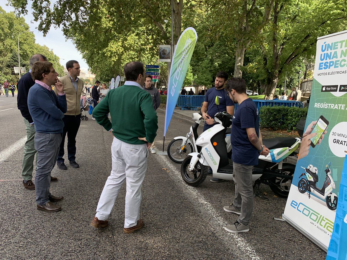 tatianagrivas's tweet photo. El alcalde @AlmeidaPP_ y el delegado @bcarabante saludan a las empresas de vehículos compartidos que operan en Madrid y hoy se sitúan en el #PaseoDelPrado con motivo de la #SEM2019 #CaminaConMadrid #Bicimad https://t.co/JPIbDqHrgK