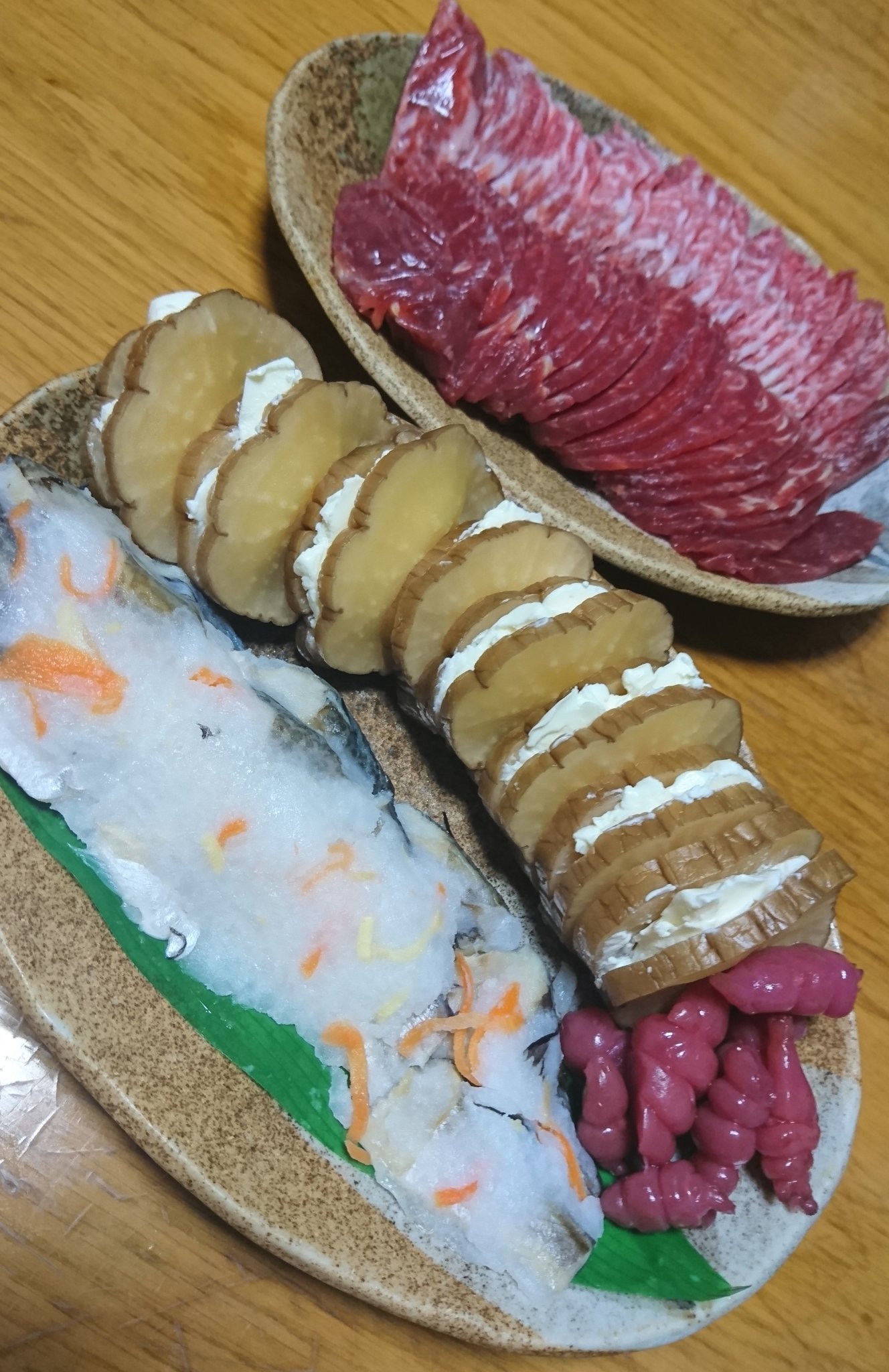 てげてげ Shizu 実家へのお土産 をともに 頂き物の熊本馬刺しも いぶりがっこ ハタハタ寿司 ちょろぎ 馬刺し 盛り付けが雑 T Co Mqbzgbbbrz Twitter