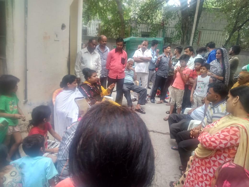 BaijnathMourya's tweet photo. आज का तीसरा विजिट: मंगोलपुरी विधायक @rakhibirla जी ने वार्ड-56 के #L_block में विजिट किया ,डोर टू डोर जाकर लोगों से संवाद किया, क्षेत्र में हो रहे विकास कार्यों पर चर्चा की साथ ही लोगों को #डेंगू_चिकनगुनिया के बारे में जागरूक भी किया।
#आपका_विधायक_आपके_द्वार
#DilliKeChampion https://t.co/9mjlEU9PEd