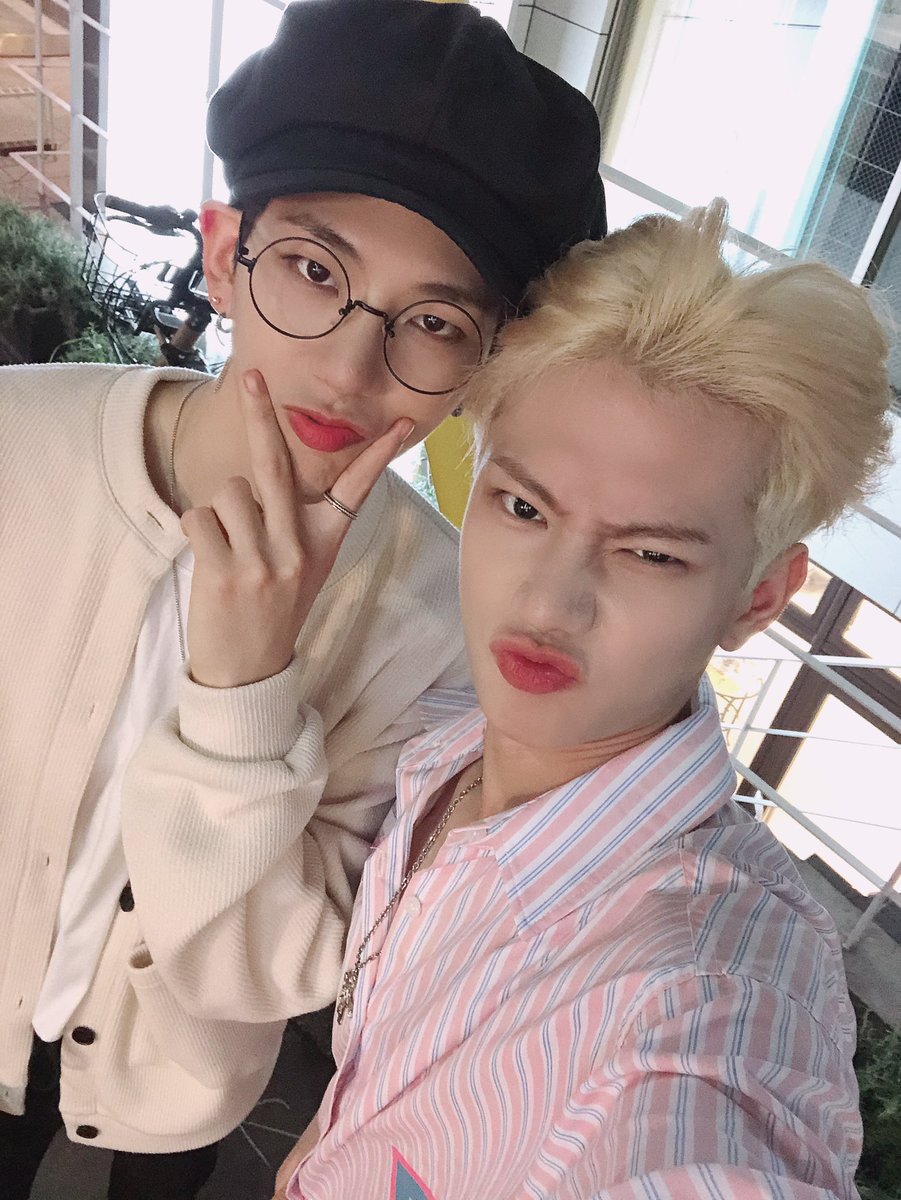 [#정유준] 여러분 잘 지내고 있죠?? 저희는 잘 지내고 있으니 걱정하지 말고 언능 한국 가서 만나요🥰 사진은 보고 싶을 여러분을 위한 선물!🥳

#디원스 #D1CE