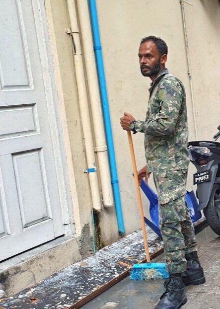 ibrahim_mamnoon's tweet photo. ވަރަށް ރިވެތި މަންޒަރެއް. ތިއެއްބައިވަންތަކަން ފެނުމުން ހިތުގެ އެންމެ ފުންމިނަށް އަސަރުކުރުވާ. ﷲ ރަޙުމަތުން ތާއަބަދު ތިއެއްބައިވަންތަކަން ދަމަހައްޓަވާށި.އަޅުގަނޑުމެން ސެލިއުޓްކުރަން ދިވެހި ސިފައިންނާއި ފުލުހުންނަށް......🙋‍♂️
Schamil Bebjo    😊❤🙌 https://t.co/1j4VTXA0K4