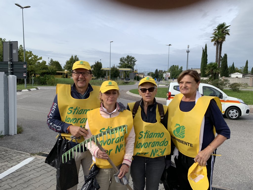 robedema1's tweet photo. #LegaAmbiemte - @puliamoilmondo1  !!!!! 
Buongiorno 
Oggi siamo a #Latisana !! 
 👍👍👍👍🥇🥇🍀🍀🍀🐬🐬 https://t.co/GdXmxjFSBh