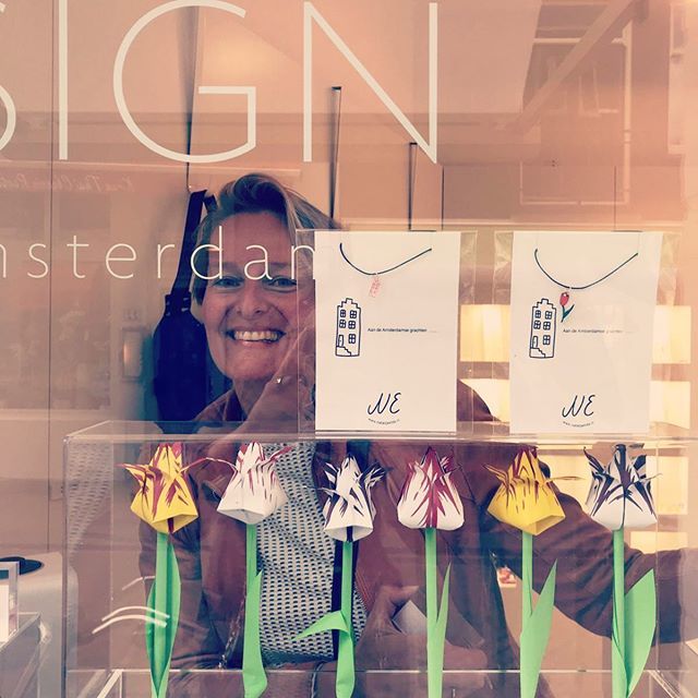 w_wellbeing's tweet photo. Tulips and Amsterdam Canal Houses are available in @dsign.amsterdam 
Nice present a necklace designed by @natasjaelda 
#shopping #amsterdam #handmadejewelry #design #dutchdesigner #gift #necklaces #natasjaelda https://t.co/1NDWNh0qQI https://t.co/YYSCx51EYT
