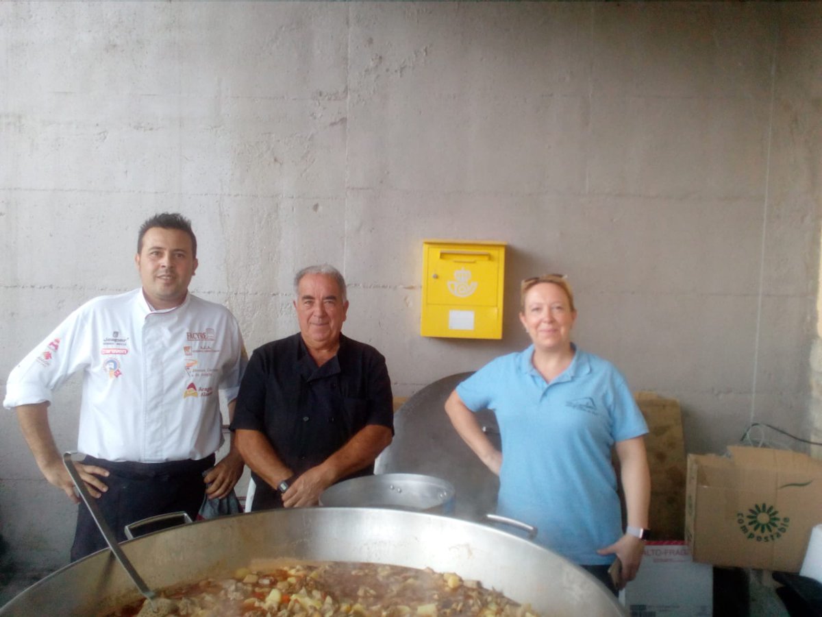 Aragón Alimentos Nobles (@aragonalimentos) on Twitter photo ¡Les hemos pillado con las manos en el Ternasco!
<a href="/eduardojcomin/">Eduardo Comin</a>, Antonio Cosculluela y la Asociacion O lugar de Palo ya están preparando la caldereta de <a href="/TernascoAragon/">Ternasco de Aragón</a> para 300 personas.
<a href="/GobAragon/">Gobierno de Aragón</a> @CocinerosAragon
#ComparteElSecreto ¡Les hemos pillado con las manos en el Ternasco!
<a href="/eduardojcomin/">Eduardo Comin</a>, Antonio Cosculluela y la Asociacion O lugar de Palo ya están preparando la caldereta de <a href="/TernascoAragon/">Ternasco de Aragón</a> para 300 personas.
<a href="/GobAragon/">Gobierno de Aragón</a> @CocinerosAragon
#ComparteElSecreto