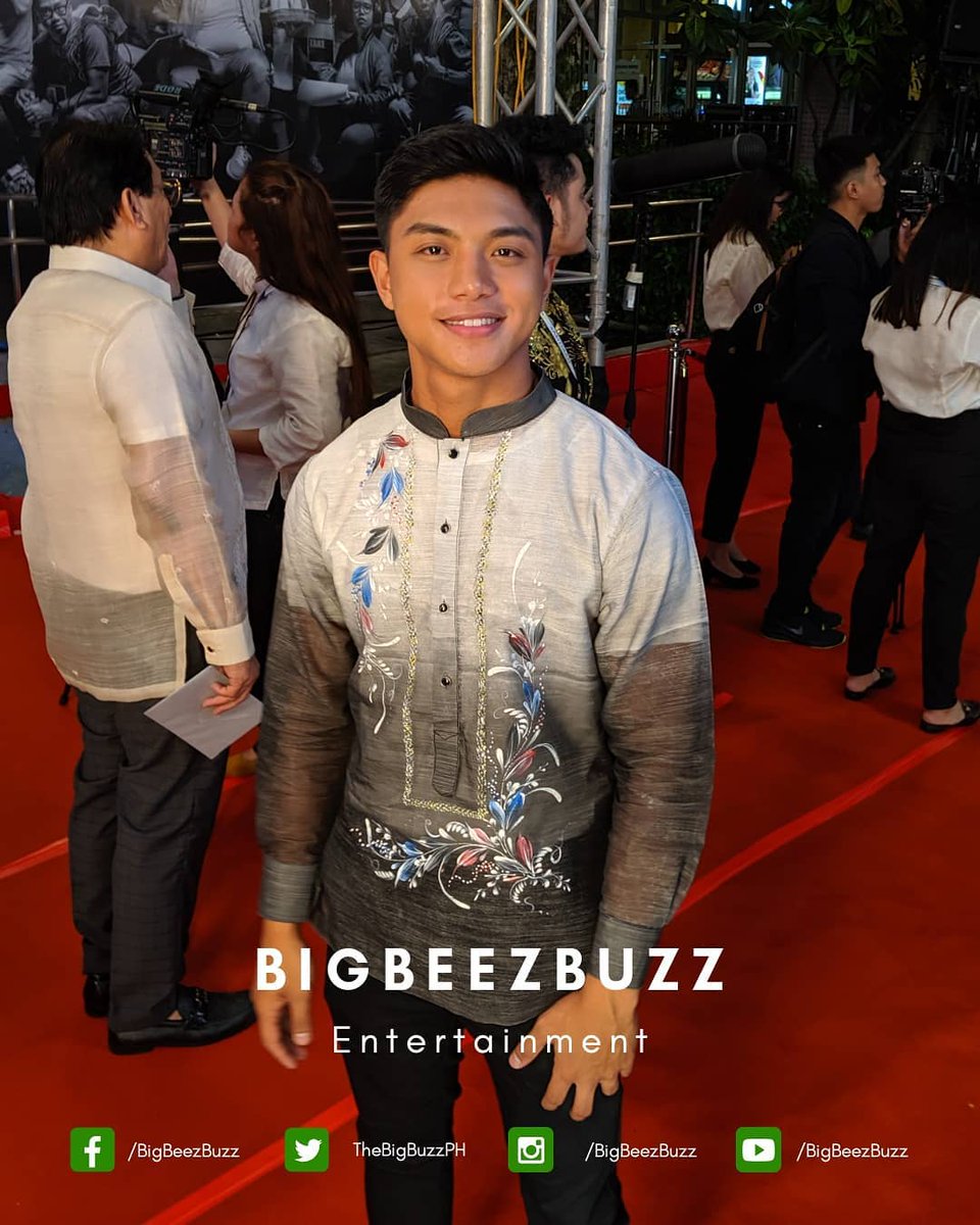 KnightsOfRoyce's tweet photo. Spotted @RoyceCabrera at the red carpet from Sine Sandaan Event.
#RoyceCabrera #PPP2019NowShowing #TheKnightsOfRoyce
#PistaNgPelikulangPilipino #PPP2019
#pistangpelikulangpilipino2019
#LolaIgna #LolaIgnaCast #PPP #menfashion #GwapongPinoy #PinoyHunks #Gwapo #ToFarmFilmFest https://t.co/6F9o1tBID2