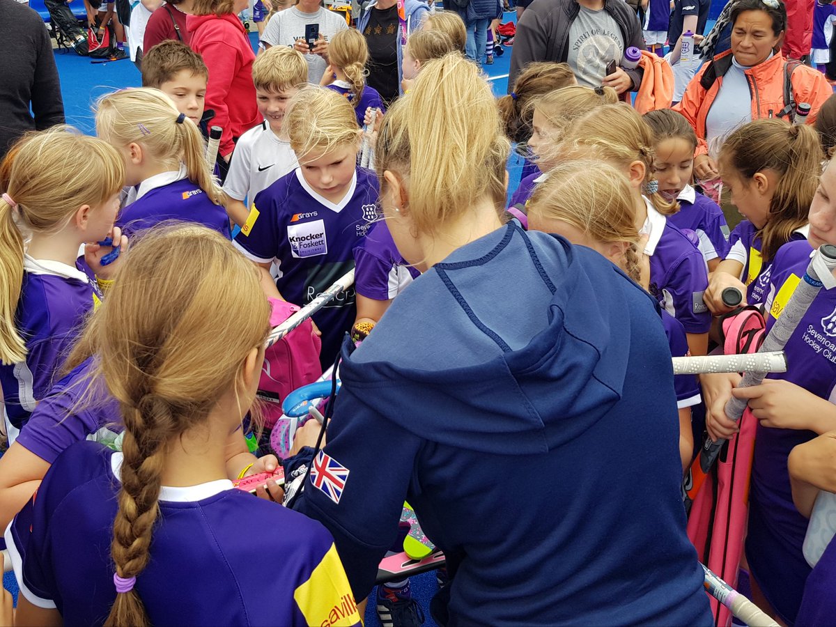 All the juniors are loving getting <a href="/sophiebray19/">Sophie Bray</a> autograph! #Sevenoaks