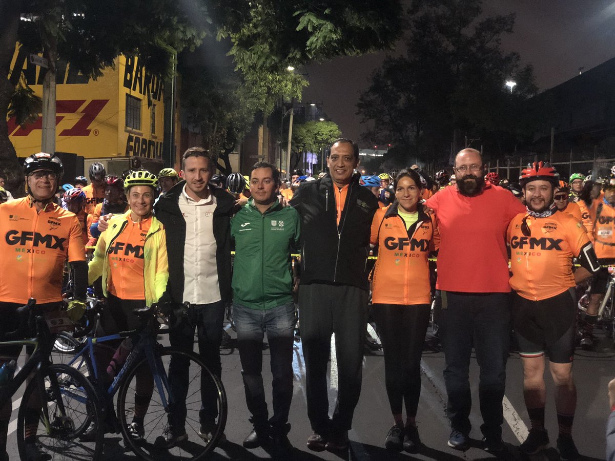 ReinsercionCDMX's tweet photo. Arrancó el #GFMX donde personas beneficiarias de nuestro Programa Social “Impulso Laboral” apoyan como mecánicos a las personas competidoras de este magno evento. https://t.co/wkXvxXj0Tk