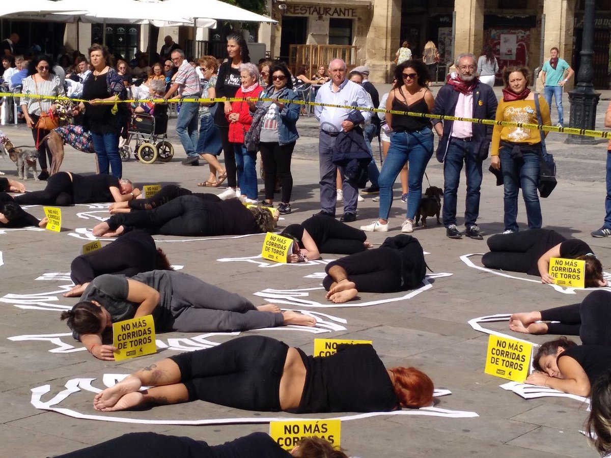 PodemosLGN's tweet photo. Logroño #Antitaurino. La tortura no es arte y no es cultura.🐂🐂Por una cultura compatible con el bienestar y la vida animal. #ValoresdeCiudad #SanMateo2019. https://t.co/YyV6BBXugT
