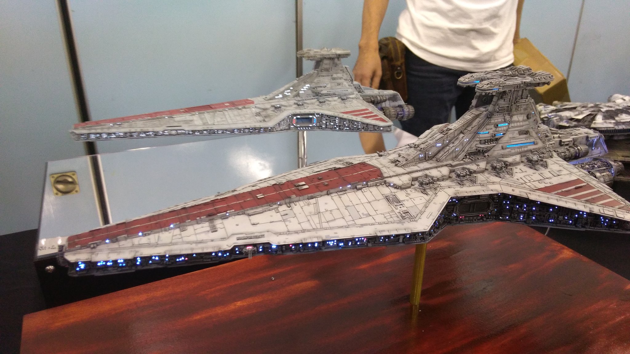 ヒヤリハット Revell 1 2256 ヴェネター級スターデストロイヤー完成しました 製作期間5ヶ月 キットの形はとてもかっこいいのでひたすらディテールアップにこだわりました 時間はかかりましたが楽しかった 製作の様子は ヴェネター級スター