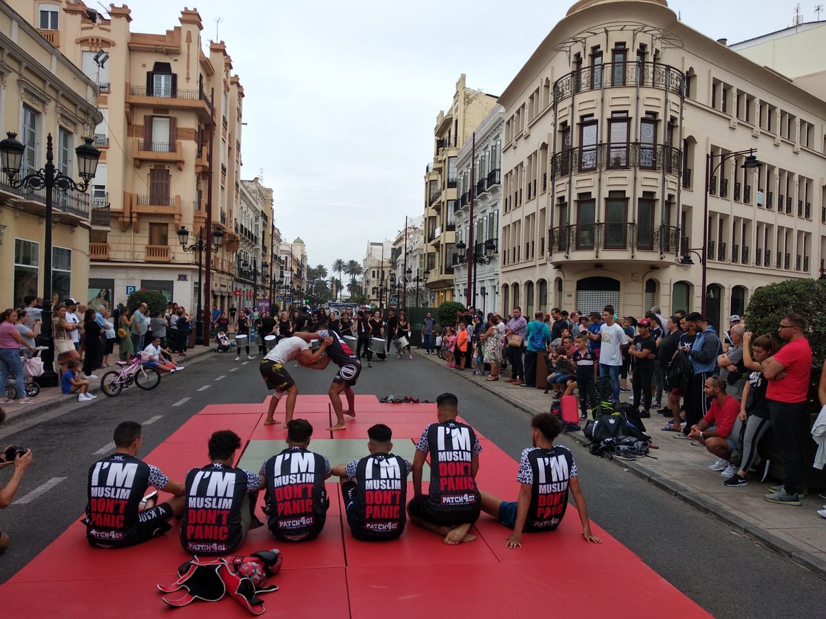 KaddurYusef's tweet photo. Tarde en la Avenida y las calles Chacel y O’Donnell con actividades organizadas con motivo de la Semana Europea de la Movilidad. Exhibición y taller de defensa personal🤼‍♂️, organizado por un servidor, contribuyendo con mi granito de arena 🆘🌍
#MobilityWeek
#melilla
#martialarts https://t.co/mzs9V5gWAr