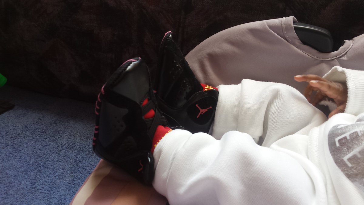 djkurtbusch's tweet photo. It's chilly outside so I am rocking my 100% Drama Queen Tracksuit Tracksuit &amp; Nike Air Jordans #MySundayLook #KeirahNevaehBusch #UnicornPrincess @elianncro @Shield_My_Heart https://t.co/iHF9irX54O