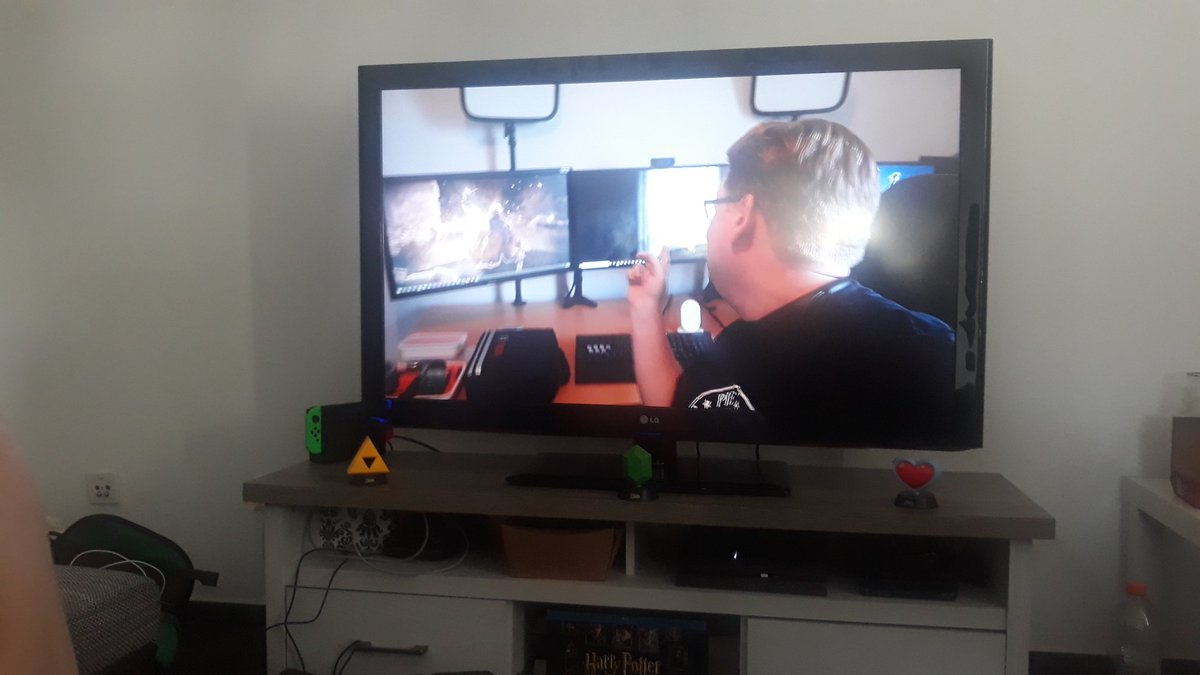 pia_c0lada's tweet photo. Die Mods schauen sich jetzt mal peddas Heimwerkerknste an #gameofmods @PietSmiet https://t.co/Iz71fHq8V8