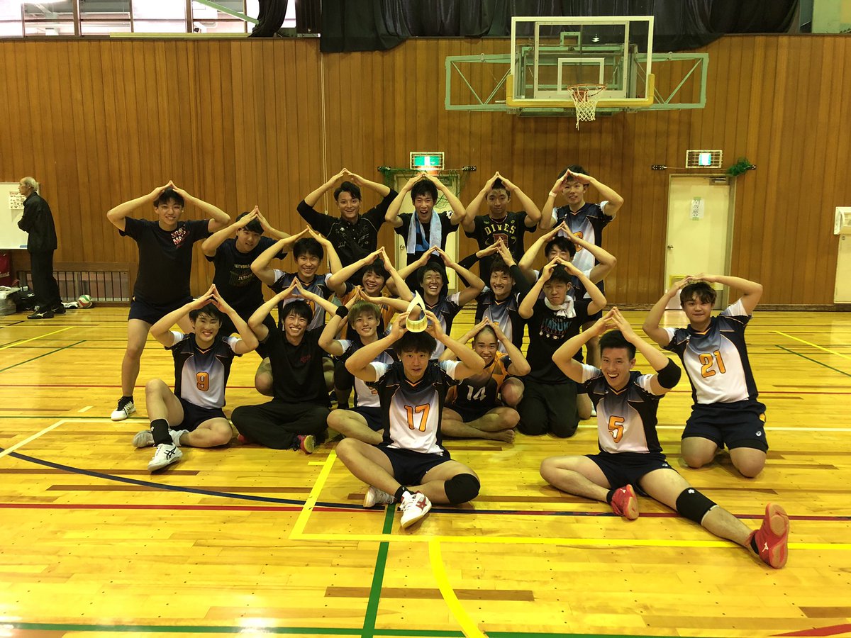 matsu_univolley's tweet photo. 第52回信越バレーボール大会結果☺︎

優勝！！！！！！！！！！
てっぺん頂きました！！！！！！！

 #松本大学
#松大ポーズ 
#🍋eighteen https://t.co/3x48NqSmnD
