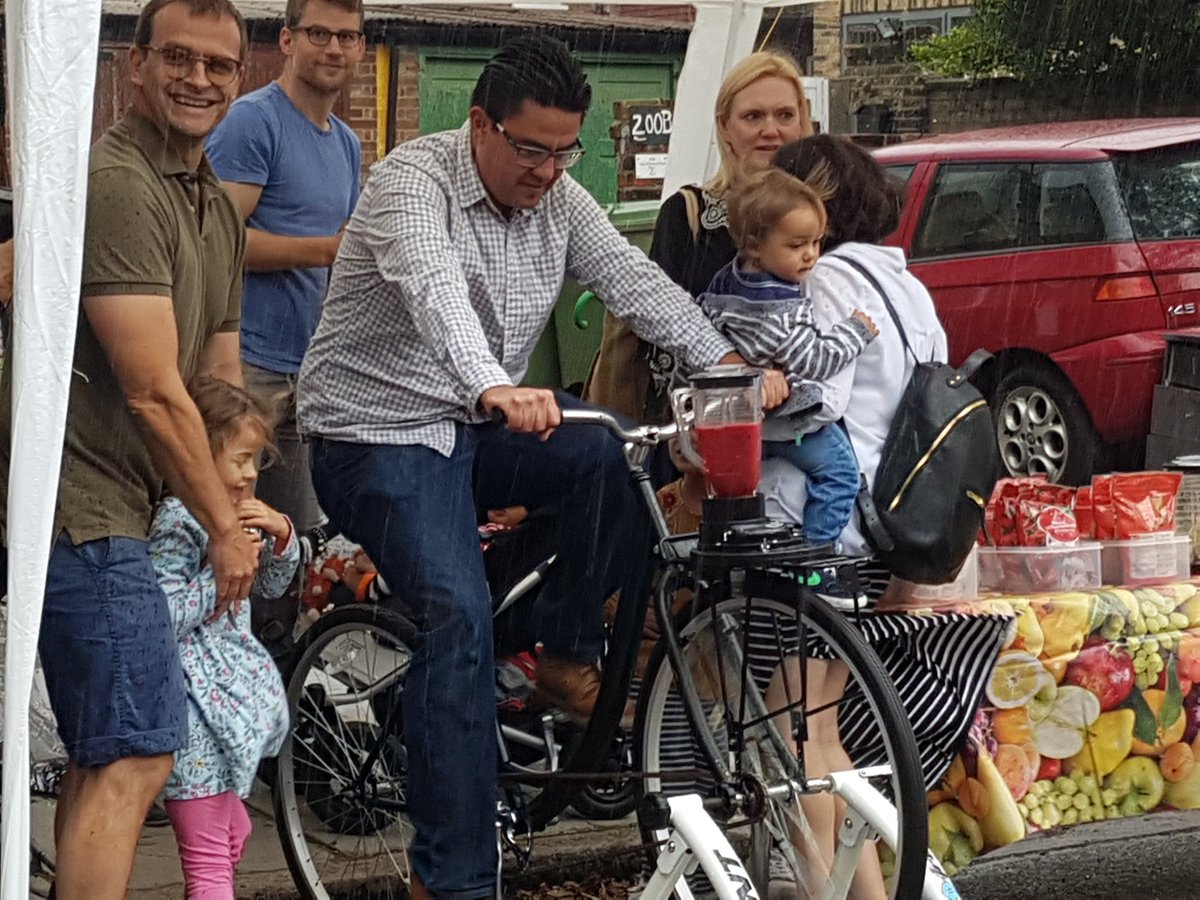 Nice to see the @LBRUT smoothie bike in operation at the Thornton Road Street party in #Eastsheen Lots of people arriving now rain has stopped. @MumsForLungs @richenvironment