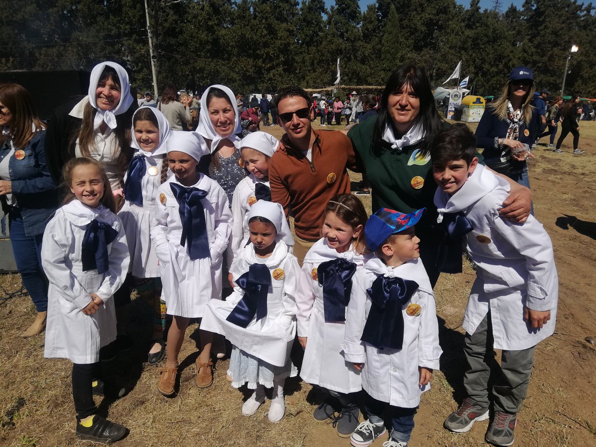 CristianFB09's tweet photo. En su día saludamos a tod@s es@s Maestr@s que son parte de nuestra  educación, de nuestras vidas y que lo siguen siendo con nuestros hijos pilar fundamental de nuestra sociedad. https://t.co/RWO3A0f4zS