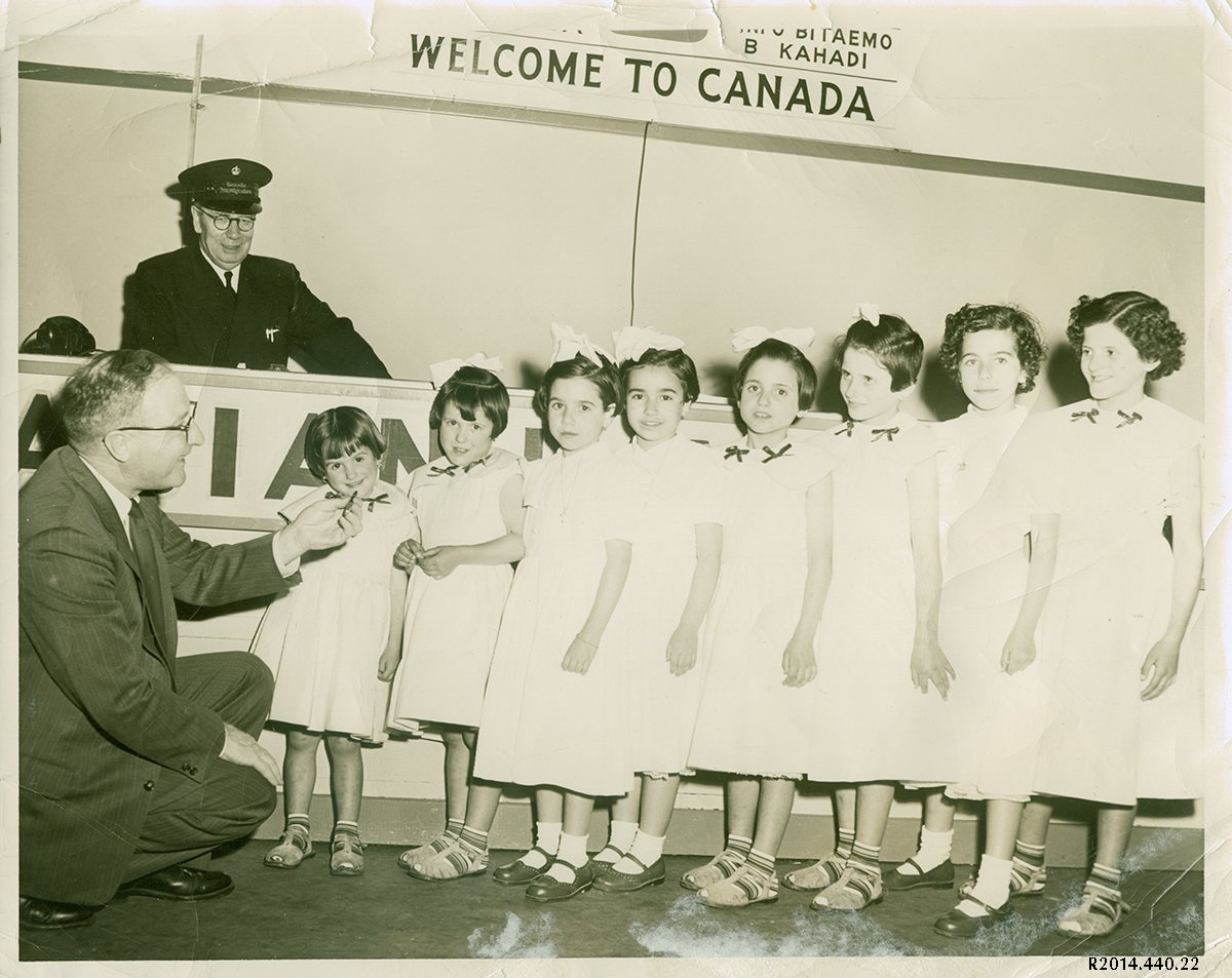 There’s five sisters, young Portuguese immigrants, wearing the same outfit. Can you spot them? This image is from our Wetmore Collection of photographs. See more here: bit.ly/34ZSzzG

#AtlanticFashionWeek <a href="/AFW_fashionweek/">Atlantic Fashion Week</a>