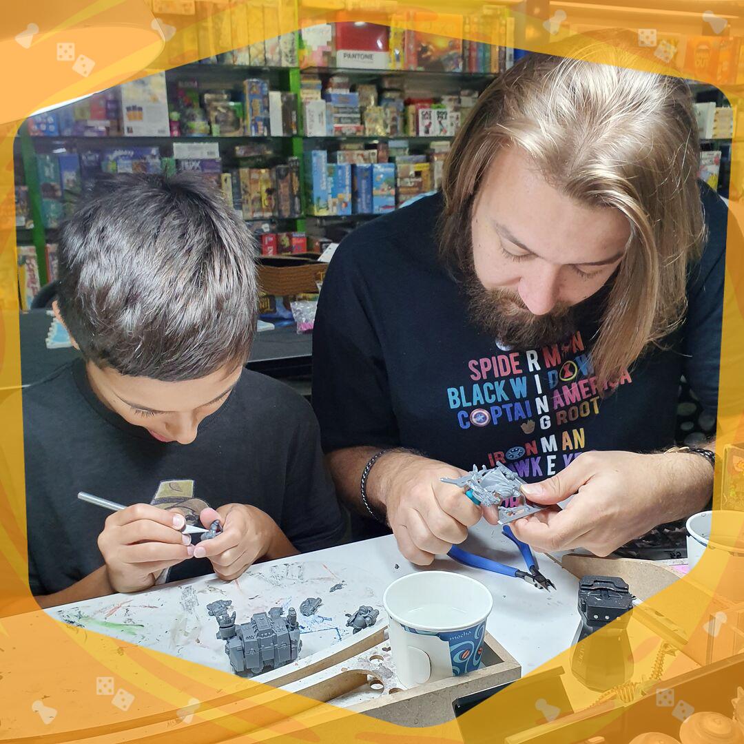 backtogames's tweet photo. You are never too young to assemble and paint your own mini! Interested? Just drop by Back to Games and ask our gurus tips and tricks to start you off in the hobby!

حبك لدهن وتصميم مجسماتك لا يقتصر على عمرك! قم بزيارة أحد محلاتنا ليساعدك فريقنا لتعلم هذه الهواية الرائعة! https://t.co/wP4ttDxwGi