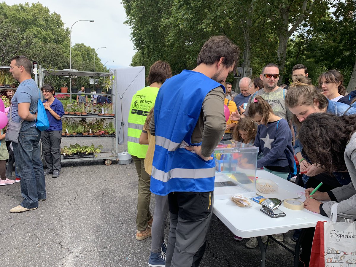 tatianagrivas's tweet photo. El alcalde @AlmeidaPP_ y el delegado @bcarabante han saludado a algunas familias que han participado en las actividades de educación ambiental del @MADRID en el #PaseoDelPrado para la #SEM2019 #caminaconmadrid #bicimad https://t.co/JGmgvZZ60k