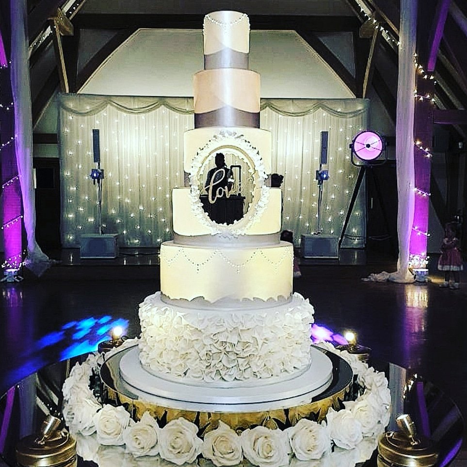 FoxAndBraces's tweet photo. @CakesByAsha bring some serious Cake Game to @theoldkentbarn 

#weddingcake #delicious #weddingvenue #kent https://t.co/sICdqIbWfi