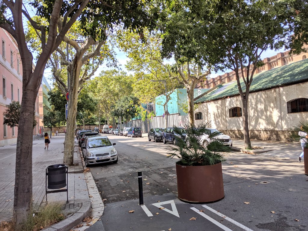 genisbarrera's tweet photo. Al dia SENSE cotxes tenim aquesta zona 100% peatonal al carrer Ramon Turró convertida en un magnífic parking. Des d'ahir he trucat 6 vegades a @barcelona_GUB, aquest el resultat  @silviacasorran @rosaalarcon https://t.co/72ZUMnXdQf