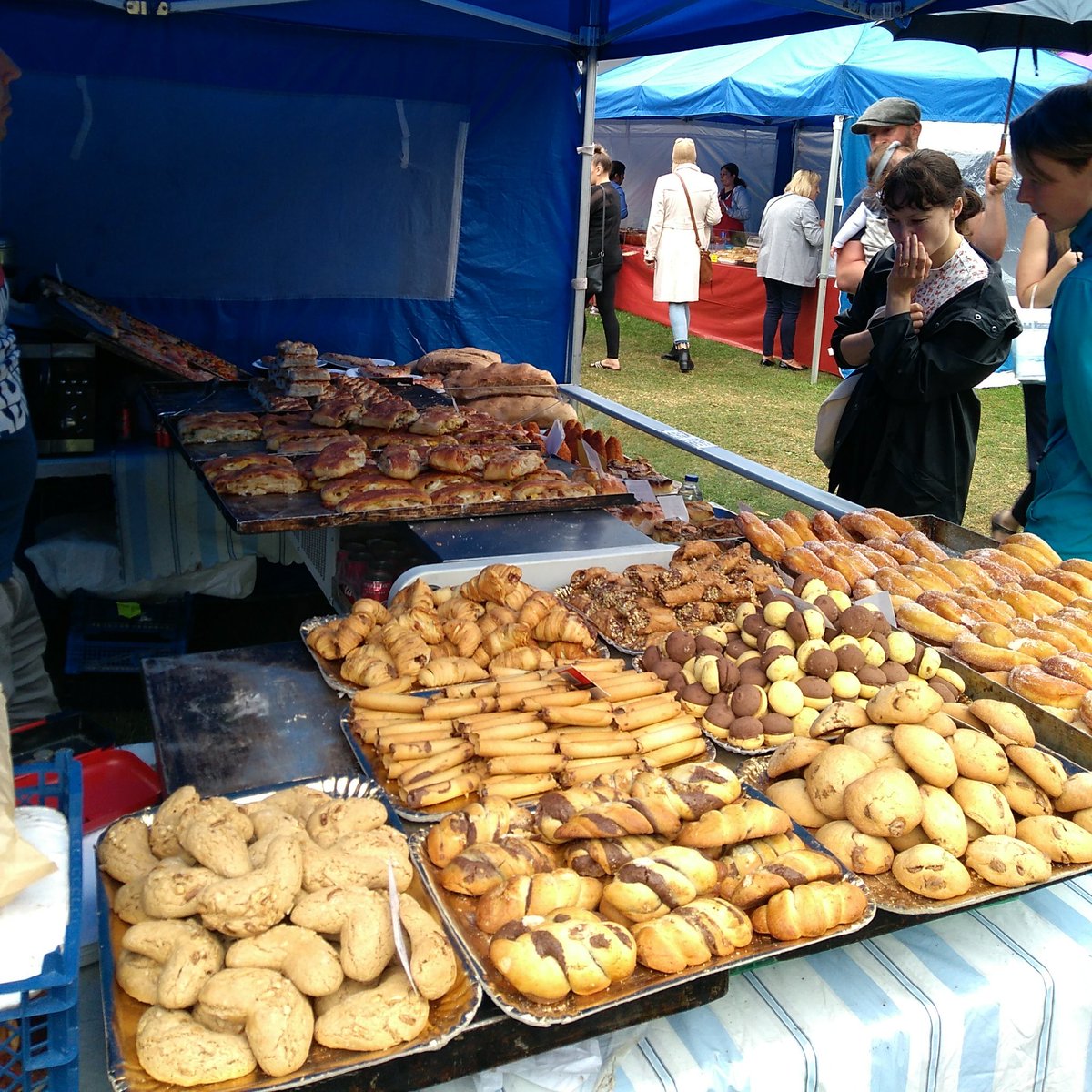 TunWellsFoodie's tweet photo. There's some delicious food & drink to buy and enjoy later, and hot food to buy and eat now in Calverley Grounds, #TunbridgeWells at the Royal Tunbridge Wells Food & Drink Festival. #TWFDF19 https://t.co/X9uTqgdzDG