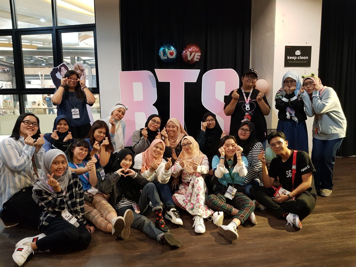 ddubiejini's tweet photo. Meet the organisers of #MoonBunnywithLuv x #UtopiaOfSeptember π Thank you everyone for coming today!! https://t.co/GJMA4ONd6J