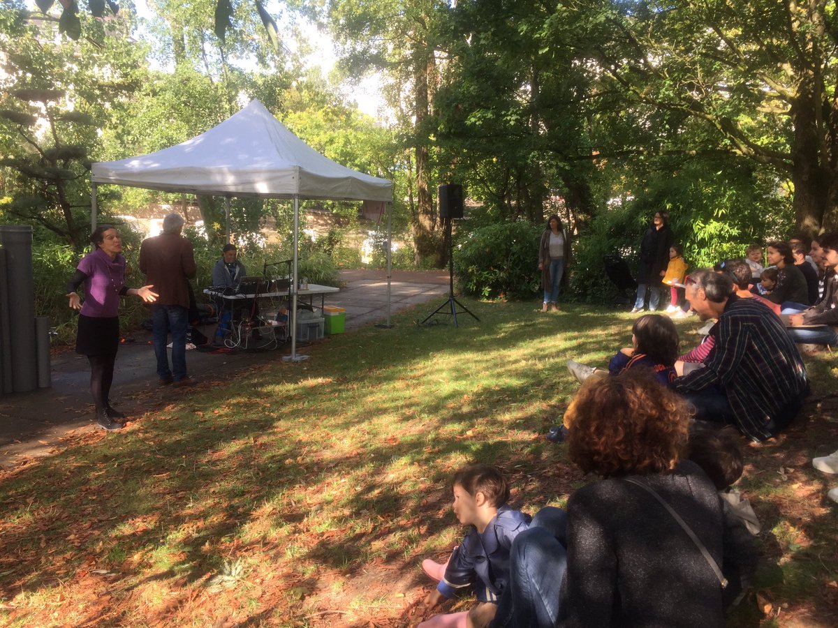 Juju_LaNantaise's tweet photo. Un #dimanche au bords de l’eau avec le soleil ! Petit moment de détente organisé par Ecopole le réseau des acteurs de l’ #environnement. Un rdv ludique et familiale pour découvrir son environnement et apprendre à le protéger 🤗#Nantes #erdre #iledeversailles https://t.co/PSeLjH9WIe