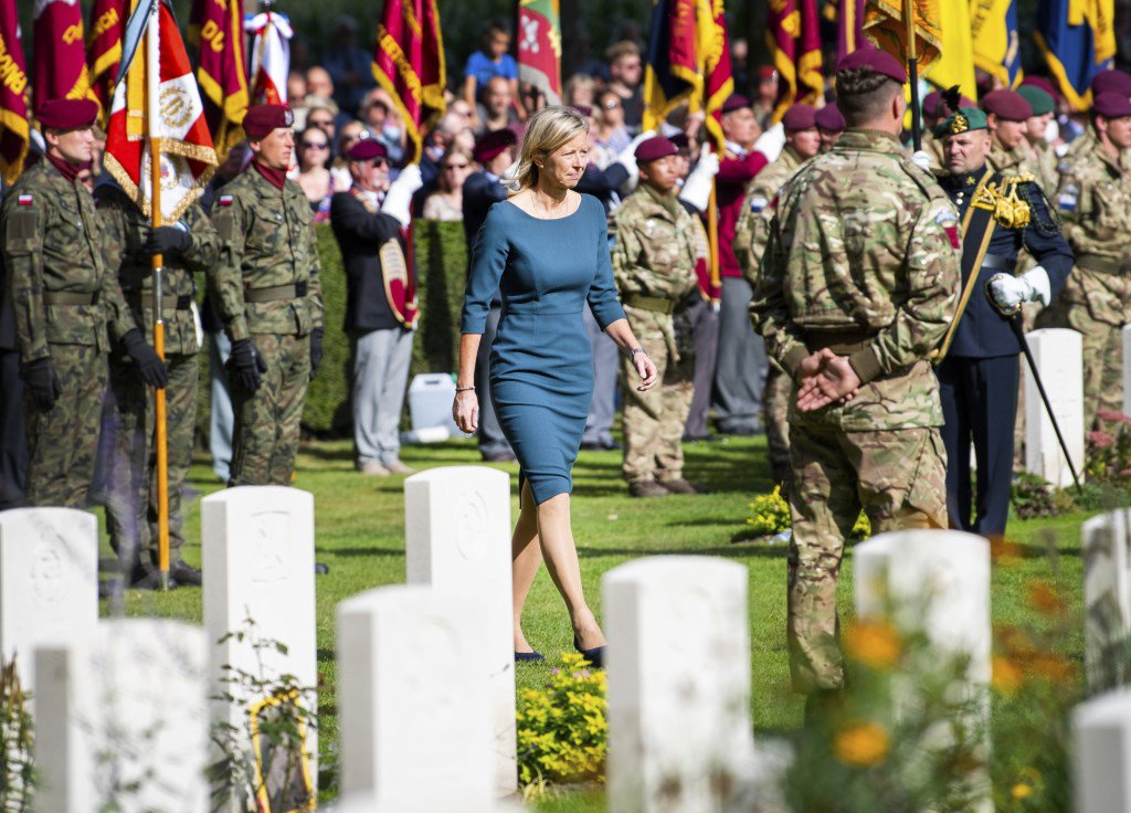 Topdrukte bij herdenkingsdienst Oosterbeek OOSTERBEEK (ANP) Bij de herdenkingsdienst op de Airborne Begraafplaats in Oosterbeek zag het zondag zwart van de mensen. Er waren opvallend veel veteranen, nabestaanden van... twib.in/l/XEXzB7kMX64A