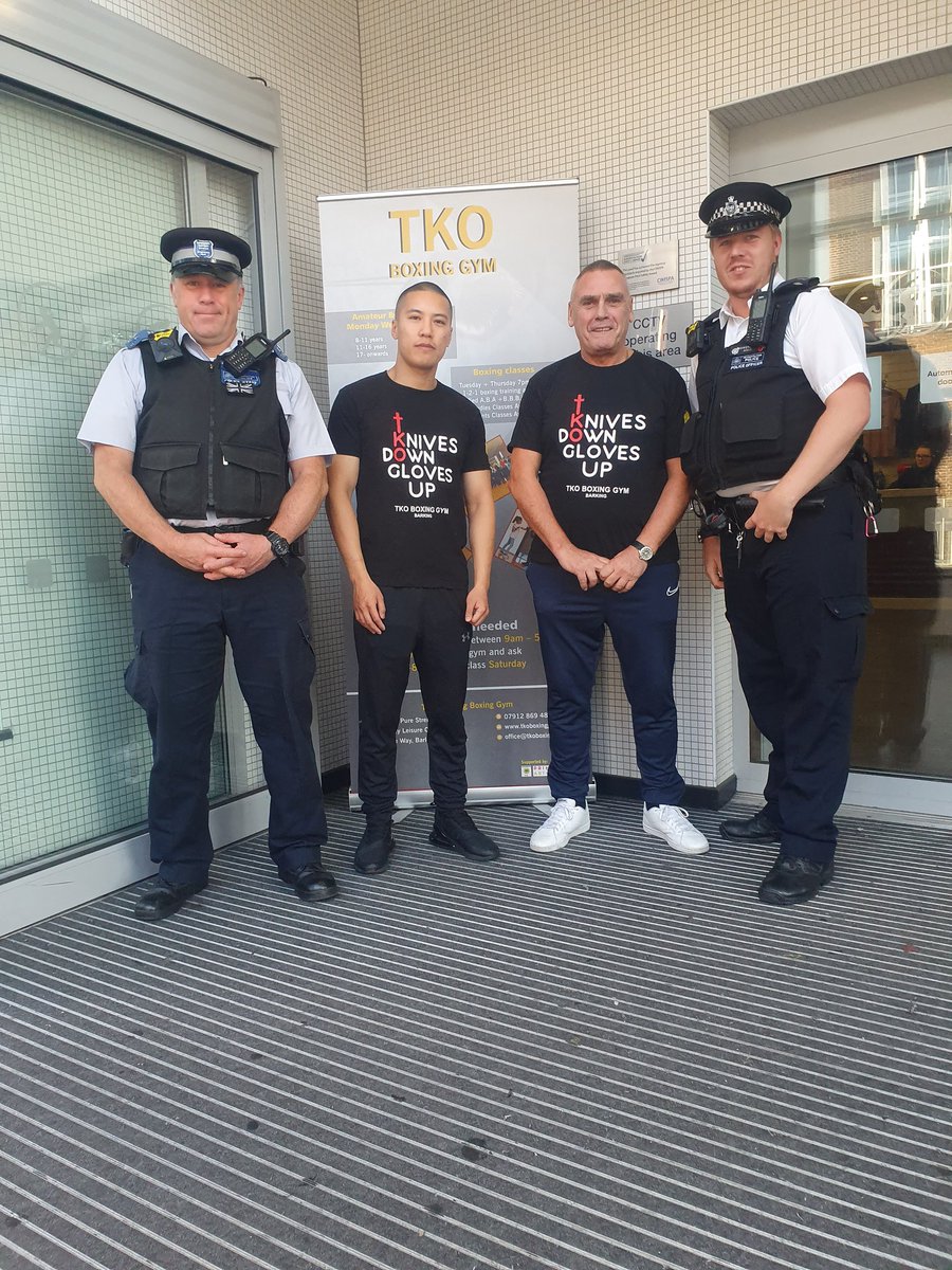 SajGoraya's tweet photo. Exiciting collaboration between #GASCOIGNE #SAFER #NEIGHBOURHOOD #TEAM, #GREATFIELDS #SCHOOL, #TKO #BOXING #GYM #ABC & THE #COMMUNITY #PROJECT..#KNIVES DOWN...#GLOVES UP! Big thank you to SGT KENT, PC HALL, PCSO STOW, Johnny Eames, Steve Dang and Casy Ali! https://t.co/T9QMKPQGMu