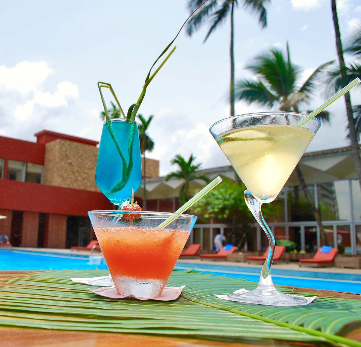 Feeling hot ? Try a poolside. Or a cocktail. Or both. bit.ly/2kNKUCf #AkwaPalace