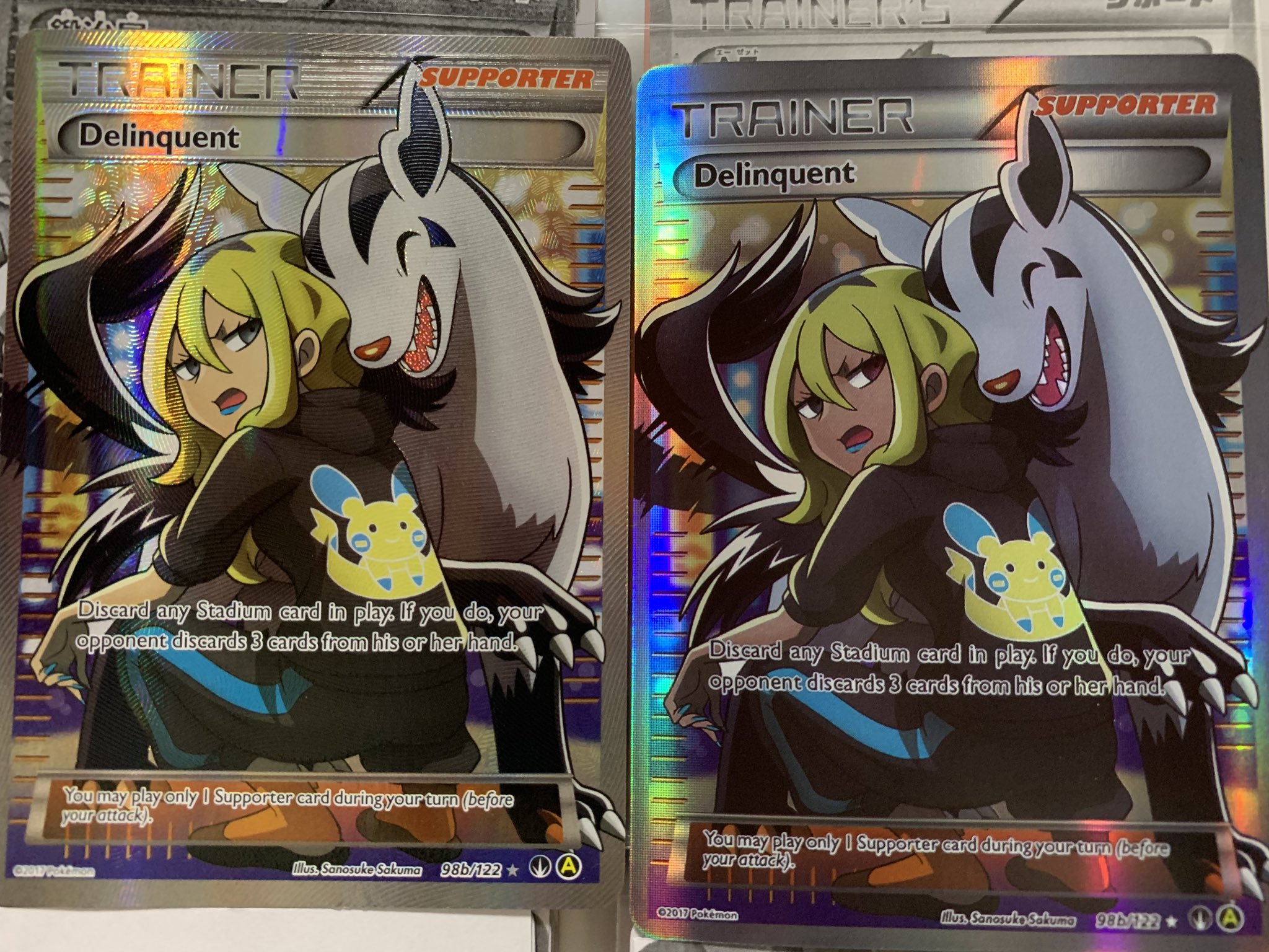 あっぷる ポケカ部 本物も手に入れたので比較 左がレリーフ加工有りの本物 右がレリーフ加工無しの偽物 よく出来てるけど偽物は印刷技術が低いのか ドットが見えます 皆さま 某フリマアプリなどで海外版ポケカ購入の際はお気をつけください ポケカ