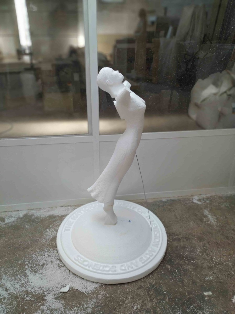 3DNieto's tweet photo. Con motivo de la celebración de entrega de los premios #Emmys 2019, queremos presentaros uno de nuestros últimos trabajos. Colaborando con @juanvillah, hemos elaborado en #Poliestireno una réplica de 170cm de la figura del premio. Que os parece?? #3DNieto #3D #Kuka #Fresado https://t.co/k9I4RC9Mnx