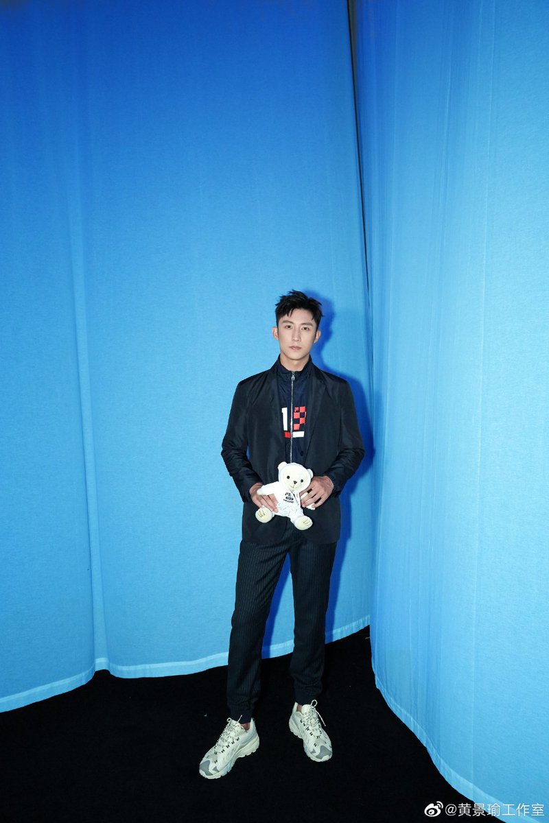 TrendingWeibo's tweet photo. #HuangJingyu steps out at the FILA S/S 2020 show @ Milan Fashion Week.

#JohnnyHuang #黄景瑜 https://t.co/QMB80rIVzv
