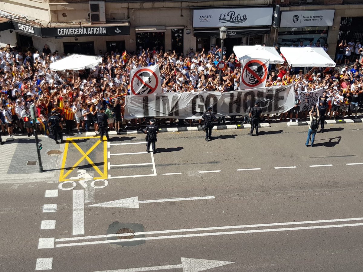SERDepValencia's tweet photo. Se lleva a cabo en estos momentos la concentración de aficionados en los aledaños de Mestalla en protesta contra la gestión de Lim https://t.co/1jwyHYFtOu
