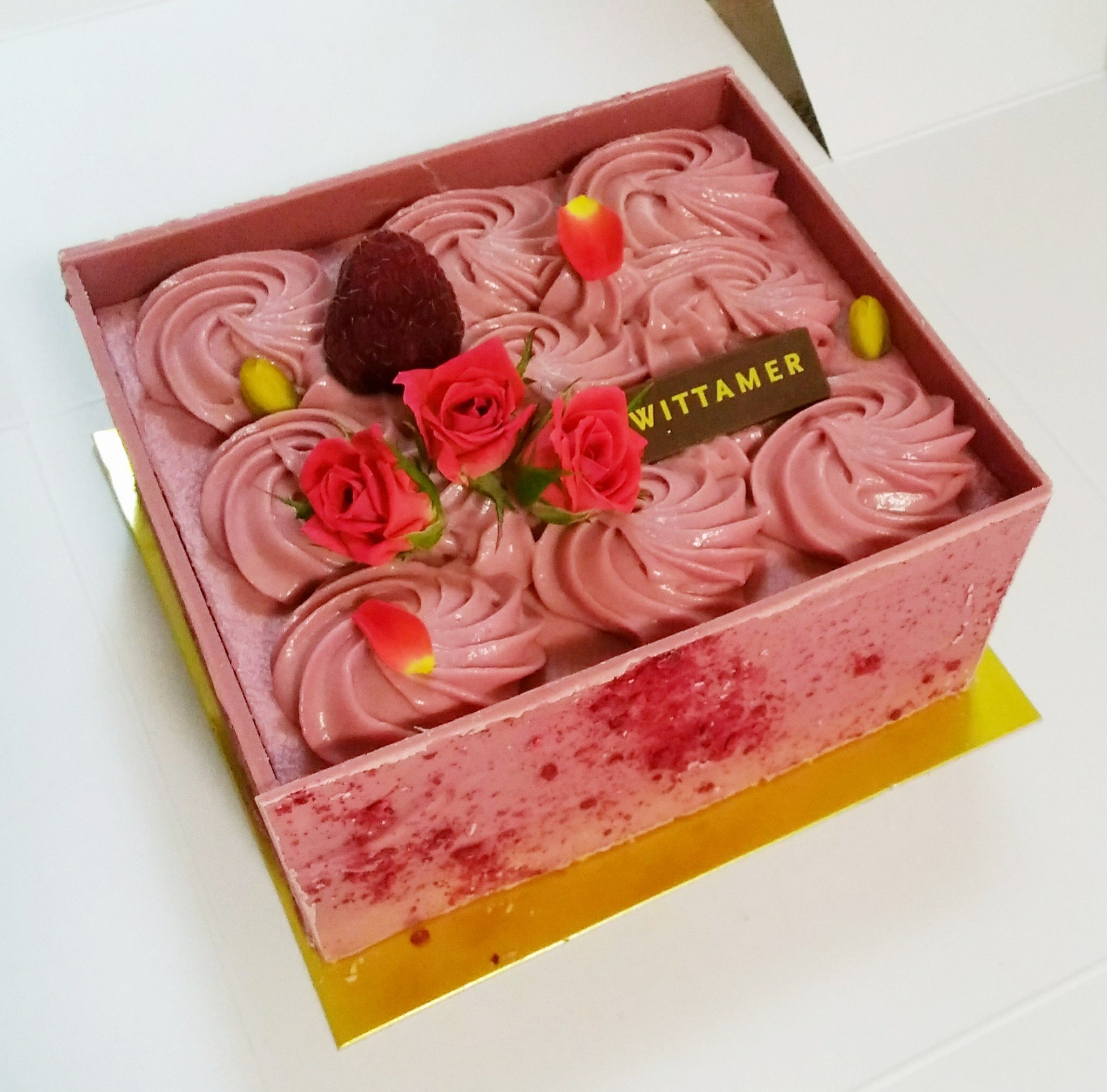 鮫尾マリヲ 手土産買いにヴィタメール行ったらすごい美しいケーキが ルビーチョコレートを使ったホールケーキ ルビーローズ 横浜高島屋60周年の限定ケーキだそうです クリームもチョコもスポンジも美味いー T Co 19p3eootou Twitter