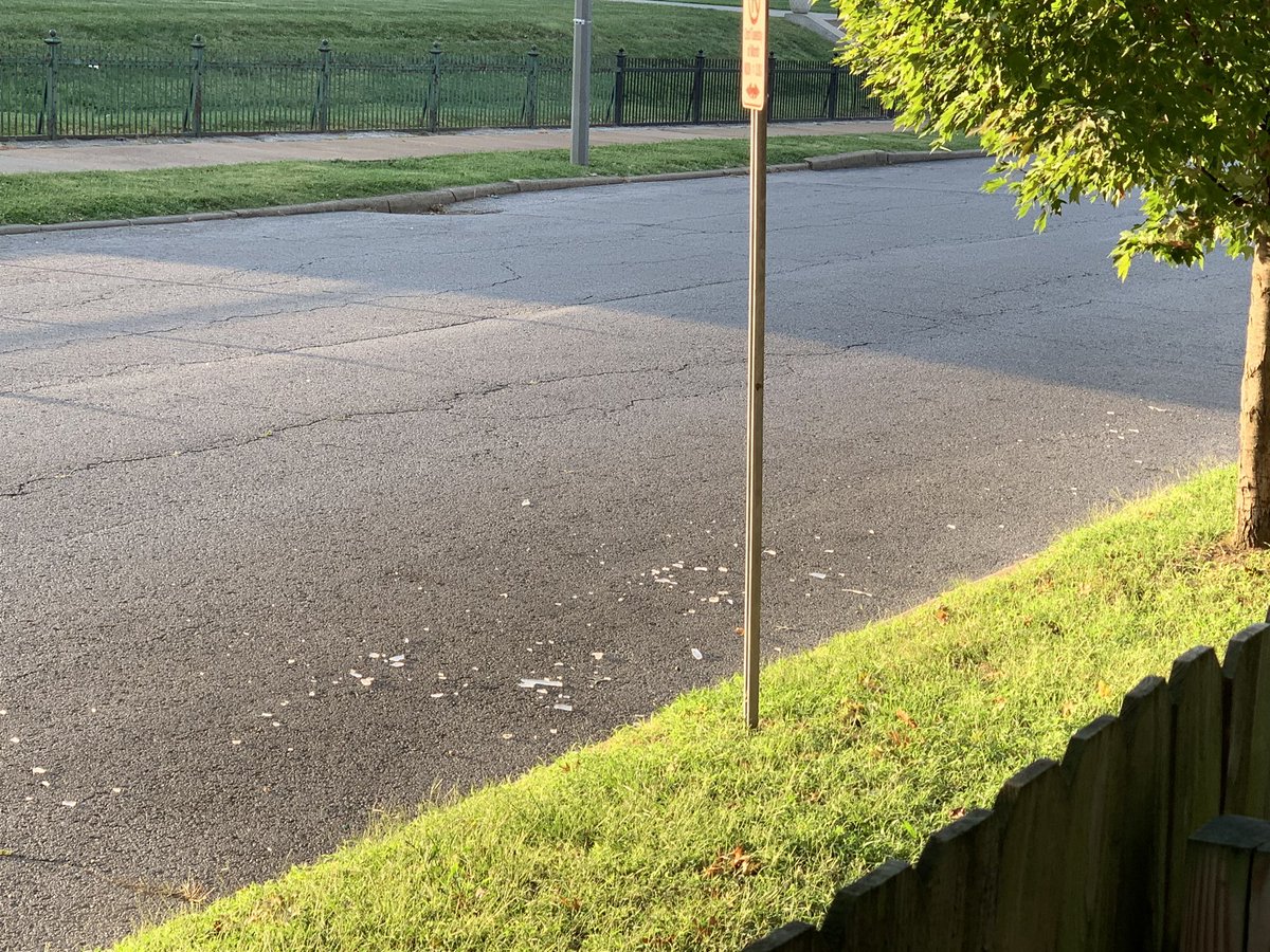 kevinkumpf's tweet photo. @stlcsb there is large pieces of glass all over the street on Louisana and Hartford across from Roosevelt High School. https://t.co/kLapk4I1td