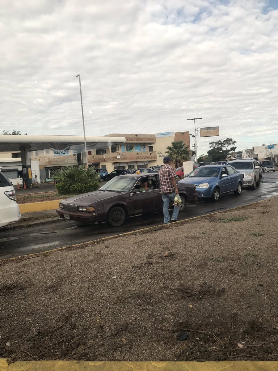 arefsat's tweet photo. Continúan  largas colas para surtirse de gasolina, Coro, Falcón. https://t.co/DmyG8WXycV