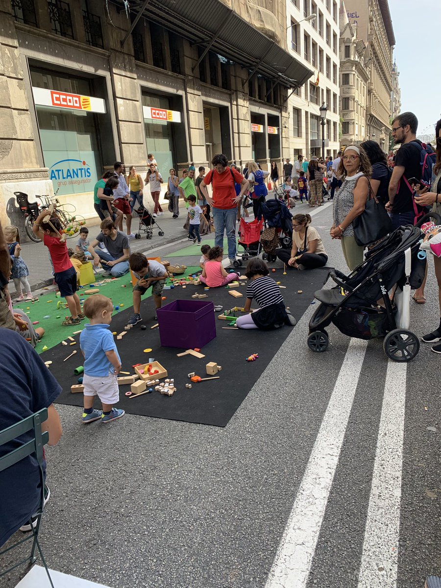 BCNeducadora's tweet photo. Avui la ciutat és + #jugable i +@BCNeducadora 👍🏽: posem al centre les persones, creem espais jugables, +sostenibles, +creatius, +saludables x tothom! 👉🏽quan deixem els 🚘🏍🛵🚗fóra de joc 👉🏽el joc es multiplica!!#CiutatJugable @BCN_Ecologia @bcn_ajuntament #imeb #ciutatqcuida https://t.co/sGdoa3Sb6a