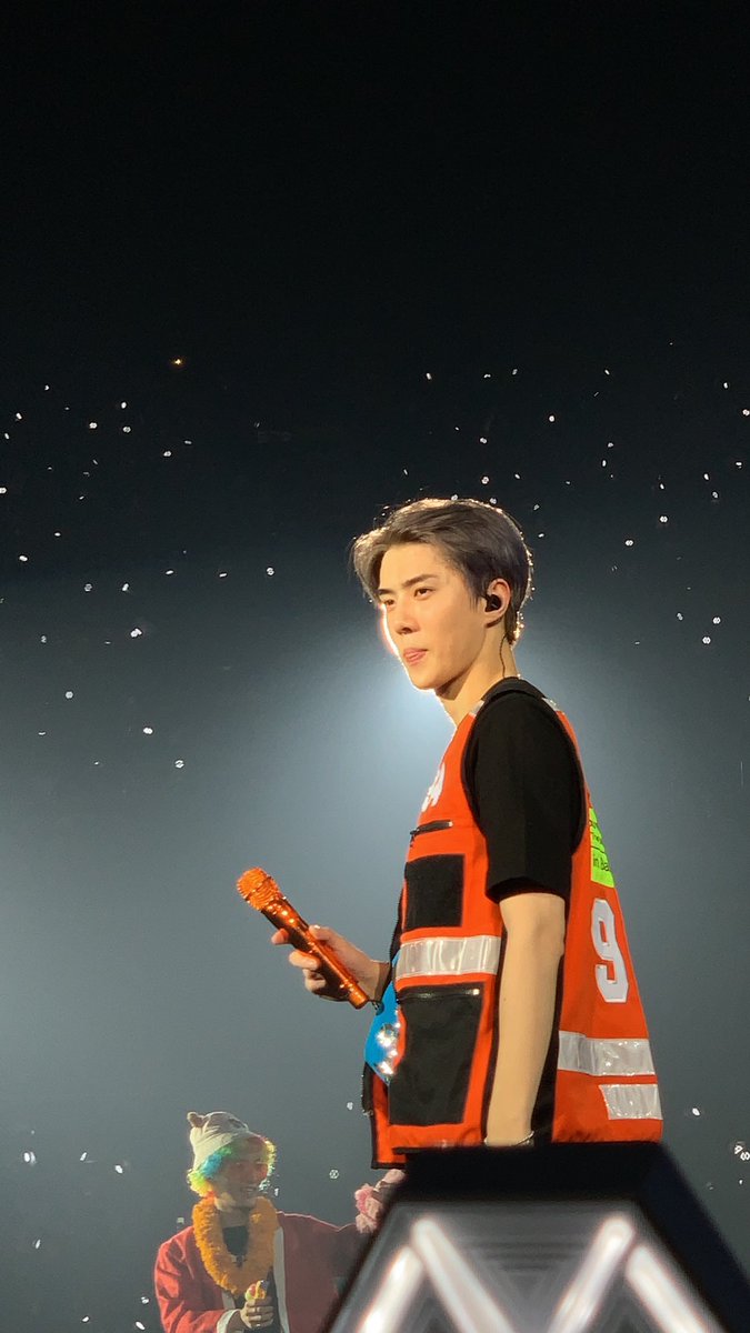 Lsehunya's tweet photo. ตอนพี่ๆลงจากคอนไปเซฮุนอยู่ต่อในคอนคนเดียวแตะมือแฟนคลับเยอะมากด้วย(อิฉาง่า) และบอกว่าผมต้องอยู่คนเดียววันพรุ่งนี้สินะ เราจะอยู่ด้วยกันนะ #SEHUN 
#EXplOrationinBKKDay3 https://t.co/RkmJ73X7ld
