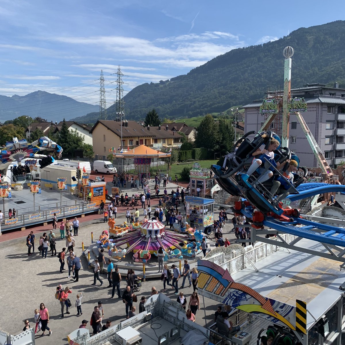 saeckelmeister's tweet photo. Siebner Märt von oben mit unserem Highlight dem Drifting Coaster #driftingcoaster #ahrend #chilbi #chilbibahn #achterbahn #siebnermärt #siebnen #kantonschwyz #switzerland #fahrgeschäft #jahrmarkt #fun #party #supercoasters https://t.co/sju3IYtwhz