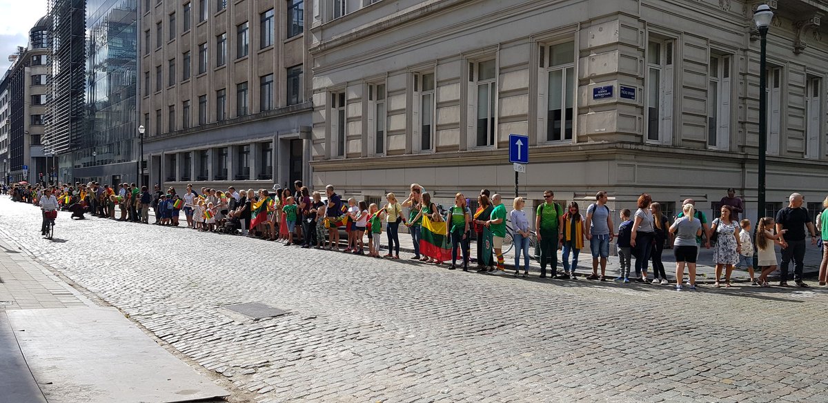 LitdelNATO's tweet photo. 🇪🇪 🇱🇹 🇱🇻 communities and their friends celebrate #BalticWay 30th anniversary by creating a human chain between 🇪🇪 🇱🇹 🇱🇻 embassies in #Brussels. Great to see strong Baltic unity and solidarity in action! https://t.co/00W6Ptif7K