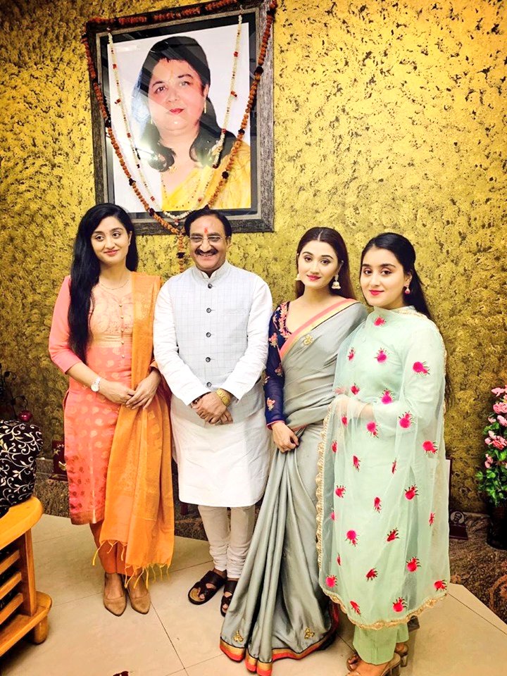DrRPNishank's tweet photo. ईश्वर से मिला सबसे कीमती उपहार है बेटियां, मेरी बेटियां मेरा गर्व है, मेरा अभिमान है। 
आज बेटियां किसी भी क्षेत्र में पुरुषों से कम नहीं है, हमारा फर्ज है कि हम अपनी बेटियों को बेटों के बराबर शिक्षा दिलाने का कार्य करें।
देश की सभी बेटियों को अंनत शुभकामनाएं ।
#DaughtersDay2019 https://t.co/o9BRfl9Nex