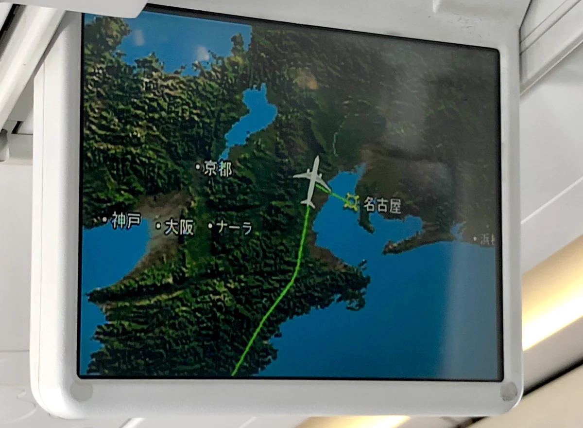 飛行機の案内画面で誤字が！？日本に「ナーラ」が生まれたwww